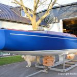 Die Latitude 46 Tofinou 9.5 nach Fertigstellung der Neulackierung in Royal Blue von AWL Grip Yachtfarben auf dem Werftgelände der Bootswerft Baumgart in Dortmund