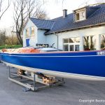 Die Latitude 46 Tofinou 9.5 nach Fertigstellung der Neulackierung in Royal Blue von AWL Grip Yachtfarben auf dem Werftgelände der Bootswerft Baumgart in Dortmund