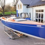 Die Latitude 46 Tofinou 9.5 nach Fertigstellung der Neulackierung in Royal Blue von AWL Grip Yachtfarben auf dem Werftgelände der Bootswerft Baumgart in Dortmund