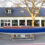 Die Latitude 46 Tofinou 9.5 nach Fertigstellung der Neulackierung in Royal Blue von AWL Grip Yachtfarben auf dem Werftgelände der Bootswerft Baumgart in Dortmund