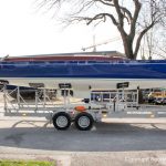 Die Latitude 46 Tofinou 9.5 nach Fertigstellung der Neulackierung in Royal Blue von AWL Grip Yachtfarben auf dem Werftgelände der Bootswerft Baumgart in Dortmund