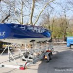 Die Latitude 46 Tofinou 9.5 nach Fertigstellung der Neulackierung in Royal Blue von AWL Grip Yachtfarben auf dem Werftgelände der Bootswerft Baumgart in Dortmund