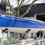 Die Latitude 46 Tofinou 9.5 nach Fertigstellung der Neulackierung in Royal Blue von AWL Grip Yachtfarben auf dem Werftgelände der Bootswerft Baumgart in Dortmund