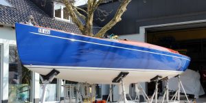 Die Latitude 46 Tofinou 9.5 nach Fertigstellung der Neulackierung in Royal Blue von AWL Grip Yachtfarben auf dem Werftgelände der Bootswerft Baumgart in Dortmund