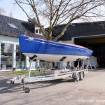 Die Latitude 46 Tofinou 9.5 nach Fertigstellung der Neulackierung in Royal Blue von AWL Grip Yachtfarben auf dem Werftgelände der Bootswerft Baumgart in Dortmund