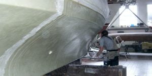 Unterwasserschiff einer Motoryacht bei der Osmosesanierung in der Werfthalle der Bootswerft Baumgart in Dortmund