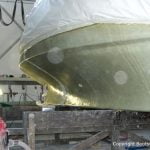Unterwasserschiff einer Motoryacht bei der Osmosesanierung in der Werfthalle der Bootswerft Baumgart in Dortmund