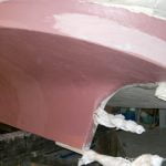 Unterwasserschiff einer Motoryacht bei der Osmosesanierung in der Werfthalle der Bootswerft Baumgart in Dortmund