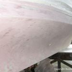 Unterwasserschiff einer Motoryacht bei der Osmosesanierung in der Werfthalle der Bootswerft Baumgart in Dortmund
