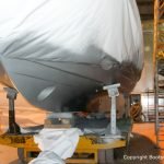 Bug mit Bugstrahlruder einer Motoryacht bei der Osmosesanierung in der Werfthalle der Bootswerft Baumgart in Dortmund