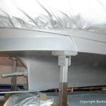 Unterwasserschiff einer Motoryacht bei der Osmosesanierung in der Werfthalle der Bootswerft Baumgart in Dortmund