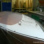 Alter Zustand des Unterwasserschiffs einer Boesch 590 St. Tropez vor dem Refit in der Werfthalle der Bootswerft Baumgart in Dortmund