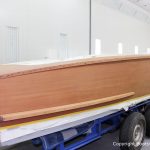 Schleifarbeiten an einer Boesch 590 St. Tropez bei der Bootslackierung in der Lackierkabine für ein Refit der Bootswerft Baumgart in Dortmund