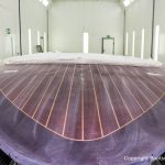 Schleifarbeiten an einer Boesch 590 St. Tropez bei der Bootslackierung in der Lackierkabine für ein Refit der Bootswerft Baumgart in Dortmund