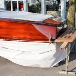 Lackiertes Heck mit Badebrett einer Boesch 590 St. Tropez auf dem Werftgelände der Bootswerft Baumgart in Dortmund