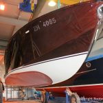 Unterwasserschiff einer Boesch 590 St. Tropez am Deckenkran der Werfthalle der Bootswerft Baumgart in Dortmund