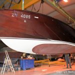 Unterwasserschiff einer Boesch 590 St. Tropez am Deckenkran der Werfthalle der Bootswerft Baumgart in Dortmund
