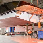 Unterwasserschiff einer Boesch 590 St. Tropez am Deckenkran der Werfthalle der Bootswerft Baumgart in Dortmund
