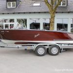 Boesch 590 St. Tropez Motorboot auf dem Bootstrailer nach durchgeführtem Refit auf dem Werftgelände der Bootswerft Baumgart in Dortmund