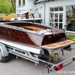 Boesch 590 St. Tropez Motorboot auf dem Bootstrailer nach durchgeführtem Refit auf dem Werftgelände der Bootswerft Baumgart in Dortmund