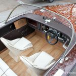 Cockpit mit weissen Ledersitzen einer Boesch 590 St. Tropez nach durchgeführtem Refit auf dem Werftgelände der Bootswerft Baumgart in Dortmund