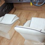 Cockpit mit weissen Ledersitzen einer Boesch 590 St. Tropez nach durchgeführtem Refit auf dem Werftgelände der Bootswerft Baumgart in Dortmund