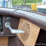Lautsprecherblende aus Holz im Cockpit einer Boesch 590 St. Tropez nach durchgeführtem Refit auf dem Werftgelände der Bootswerft Baumgart in Dortmund