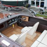 Cockpit mit weissen Ledersitzen einer Boesch 590 St. Tropez nach durchgeführtem Refit auf dem Werftgelände der Bootswerft Baumgart in Dortmund
