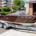Boesch 590 St. Tropez Motorboot auf dem Bootstrailer im Zielhafen in der Schweiz nach durchgeführtem Refit in der Bootswerft Baumgart