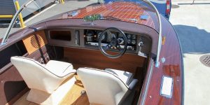 Cockpit eines Boesch 590 St. Tropez Motorboots auf dem Bootstrailer nach durchgeführtem Refit in der Bootswerft Baumgart