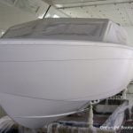 Rumpf der Chris Craft MX 25 Motoryacht beim Refit in der Lackierkabine der Bootswerft Baumgart in Dortmund
