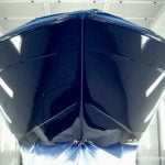 Bug der Chris Craft MX 25 Motoryacht bei der Lackierung in der Lackierkabine der Bootswerft Baumgart in Dortmund