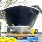 Bug der Chris Craft MX 25 Motoryacht beim Refit auf dem Werftgelände der Bootswerft Baumgart in Dortmund