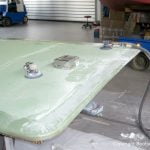 Das Dach der Chris Craft MX 25 Motoryacht wird beim Refit mit Schleifmaschinen für die Lackierung vorbereitet. In der Werfthalle der Bootswerft Baumgart in Dortmund.