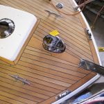 Vorschiff der Chris Craft MX 25 Motoryacht mit Deckluke und Teakdeck nach durchgeführtem Refit in der Werfthalle der Bootswerft Baumgart in Dortmund