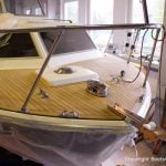 Vorschiff der Chris Craft MX 25 Motoryacht mit Bugkorb und Teakdeck nach durchgeführtem Refit in der Werfthalle der Bootswerft Baumgart in Dortmund