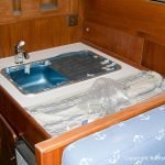 Küchenblock mit Spülbecken im Innenraum der Chris Craft MX 25 Motoryacht nach durchgeführtem Refit der Bootswerft Baumgart in Dortmund