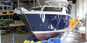 Chris Craft MX 25 Motoryacht nach durchgeführtem Refit in der Werfthalle der Bootswerft Baumgart in Dortmund