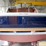 Heck mit Badebrett der Chris Craft MX 25 Motoryacht nach durchgeführtem Refit in der Werfthalle der Bootswerft Baumgart in Dortmund