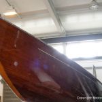 Rumpf der Lacustre Segelyacht im alten Lack vor dem Refit in der Werfthalle der Bootswerft Baumgart in Dortmund