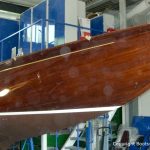 Rumpf der Lacustre Segelyacht im alten Lack vor dem Refit in der Werfthalle der Bootswerft Baumgart in Dortmund