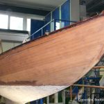 Abgebeizter Rumpf der Lacustre Segelyacht beim Refit in der Werfthalle der Bootswerft Baumgart in Dortmund