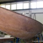 Abgebeizter Rumpf der Lacustre Segelyacht beim Refit in der Werfthalle der Bootswerft Baumgart in Dortmund