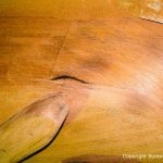 Das geschliffene Holz des Kajütdachs der Lacustre Segelyacht beim Refit in der Lackierkabine der Bootswerft Baumgart in Dortmund