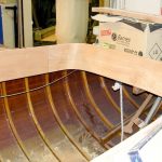 Das geschliffene Holz in der Plicht achtern der Lacustre Segelyacht beim Refit in der Lackierkabine der Bootswerft Baumgart in Dortmund
