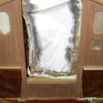 Das geschliffene Holz des Kajüteingangs der Lacustre Segelyacht beim Refit in der Lackierkabine der Bootswerft Baumgart in Dortmund