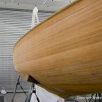 Der geschliffene Rumpf der Lacustre Segelyacht beim Refit in der Lackierkabine der Bootswerft Baumgart in Dortmund