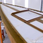 Das geschliffene Holz des Vorschiffs der Lacustre Segelyacht beim Refit in der Lackierkabine der Bootswerft Baumgart in Dortmund