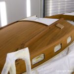 Das geschliffene Holz des Kajütdachs der Lacustre Segelyacht beim Refit in der Lackierkabine der Bootswerft Baumgart in Dortmund