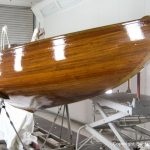 Alter Lack am Rumpf der Lacustre Segelyacht vor dem Refit in der Lackierkabine der Bootswerft Baumgart in Dortmund
